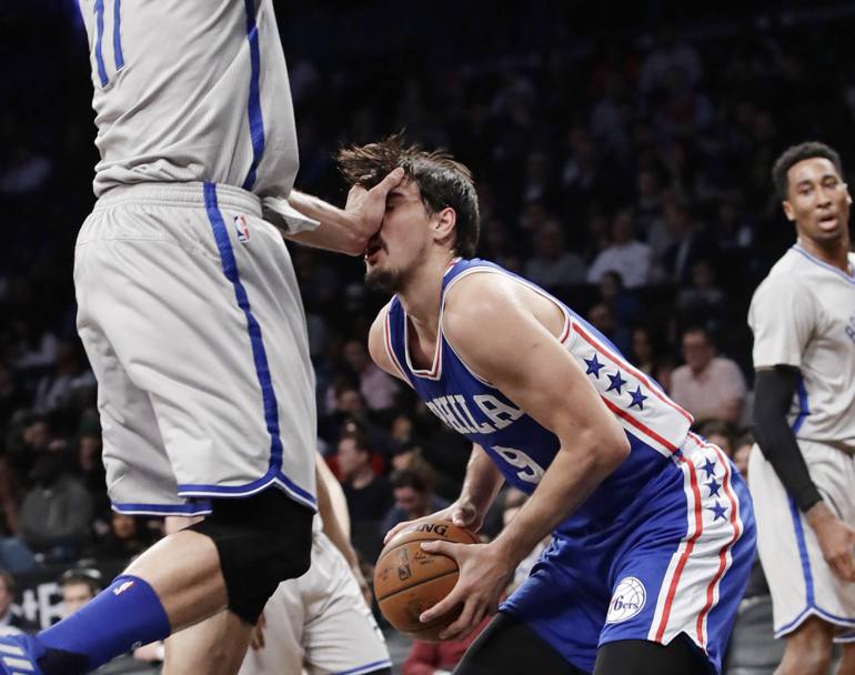Che dite: difesa illegale? Dario Saric dei Philadelphia 76ers si trova l’orizzonte oscurato dalla mano di Brook Lopez, avversario dei Brooklyn Nets (Ap)